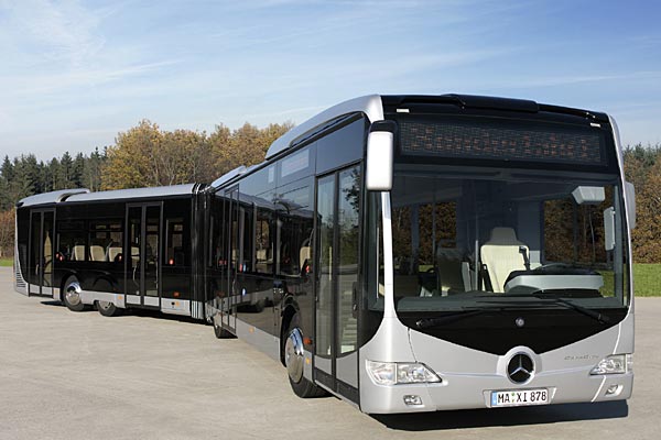 Bisher ein Prototyp: Der Großraum-Stadtbus Mercedes »CapaCity« bietet Platz für 193 Passagiere