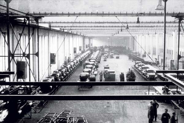 Blick in die Produktionshalle in Wolfsburg, etwa 1945/46