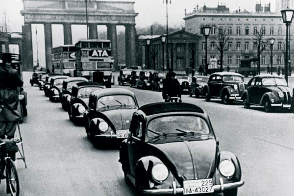 Vorserien-Kfer 1938 vor dem Brandenburger Tor