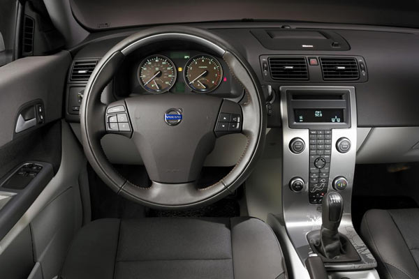 Blick ins Interieur mit der Volvo-typischen, dünnen Mittelkonsole und ausklappbarem Monitor