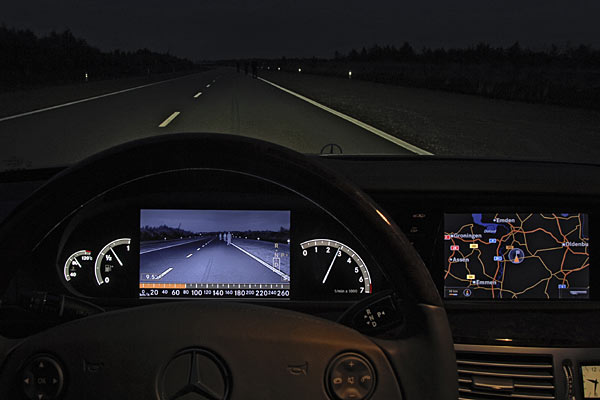 Zum Vergleich: Das System in der Mercedes S-Klasse liefert detailliertere Bilder an anderer Anzeigeposition, die Reichweite liegt jedoch bei nur 150 statt 300 Metern