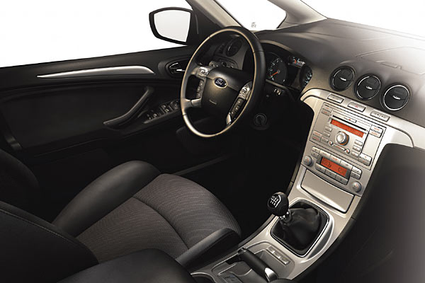 Erster und bisher einziger Blick ins Interieur: Silberfarbene Applikationen, runde Lftungsgitter, ein »Multi-Multifunktionslenkrad« und ein Handbremshebel  la Opel Zafira bestimmen das Bild