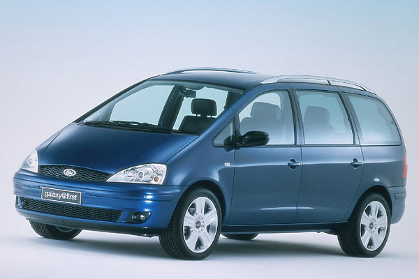 Zehn Jahre, die man sieht: Der auslaufende Galaxy, hier eine »geliftete« Version, kam 1995 auf den Markt. Entwicklung und Fertigung in Portugal erfolgten gemeinsam mit VW