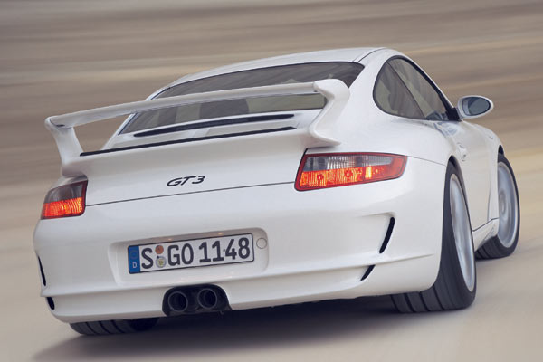 Wie schön – einen Porsche darf man sogar in weißer Lackierung gut finden. GT3-Kennzeichen sind der große Heckflügel, die modifizierte Schürze und die nun mittig sitzenden Endrohre