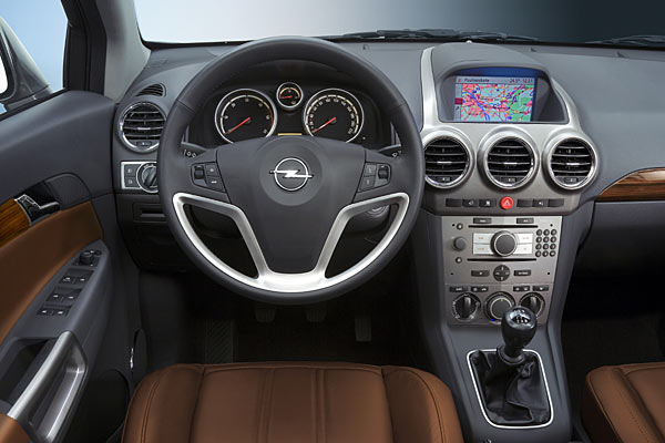 Blick ins Interieur: Opel-typisch mit großem Radio ohne eigenes Display und hoch liegendem Info-Display bzw. Monitor. Auffallend sind die drei runden Luftungsgitter in der Mittelkonsole sowie der Lenkrad-Einsatz