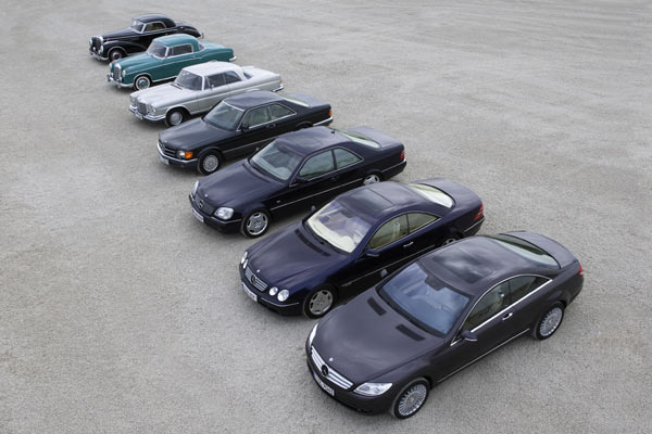 Ahnengalerie: Sieben Generationen Oberklasse-Coups bei Mercedes seit 1952. Erfolgreichstes Modell war der C 126 (4. von vorne), subjektiv der hsslichste der C 140 (3. von vorne)