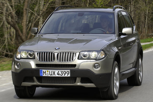 Mit optischen Modifikationen und stärkeren Motoren geht der BMW X3 ins neue Modelljahr