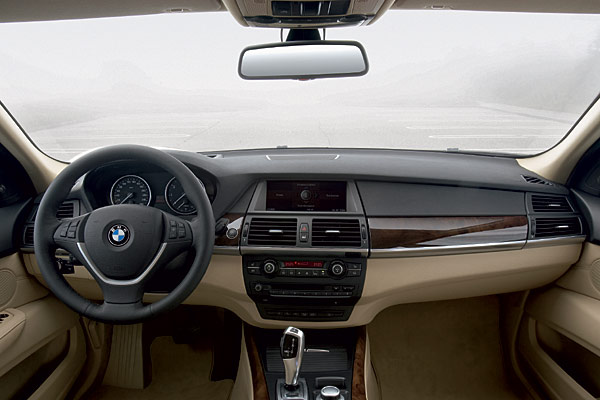 Der Monitor sitzt nun oberhalb der Lftungsdsen, ist aber besser integriert als in anderen BMW-Modellen