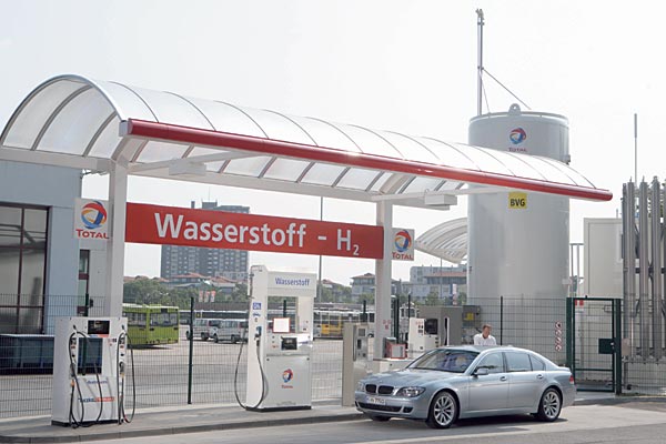 Bisher gibt es in Deutschland erst zwei Wasserstoff-Tankstellen (Bild: Berlin), weswegen das Auto auch mit konventionellem Super plus betrieben werden kann