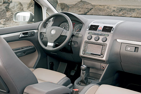 Im Interieur gibt es neue Applikationen im »Edelstahl-Look« und neue Stoffbezge. Auerdem hat VW die Ausstattung erweitert, insbesondere in punkto Klimatisierung und Radiosysteme