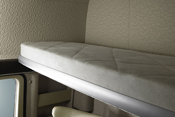 Das 80 Zentimeter breite Bett ist tagsüber unsichtbar und wird bei Bedarf elektrohydraulisch ausgefahren