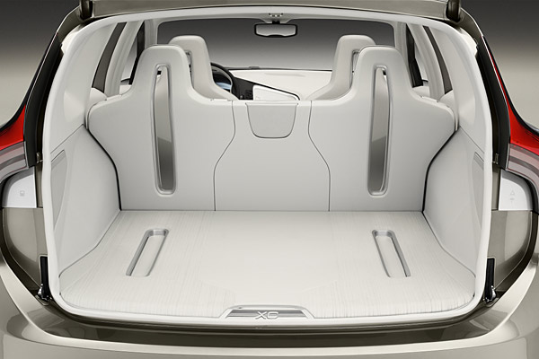 Blick in den XC60 Concept-Kofferraum. Unter der Rckbank ist Platz fr ein spezielles Kofferset