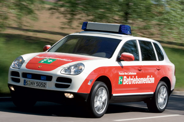 Insgesamt vier Rettungsfahrzeuge auf Cayenne-Basis bauen Porsche-Azubis