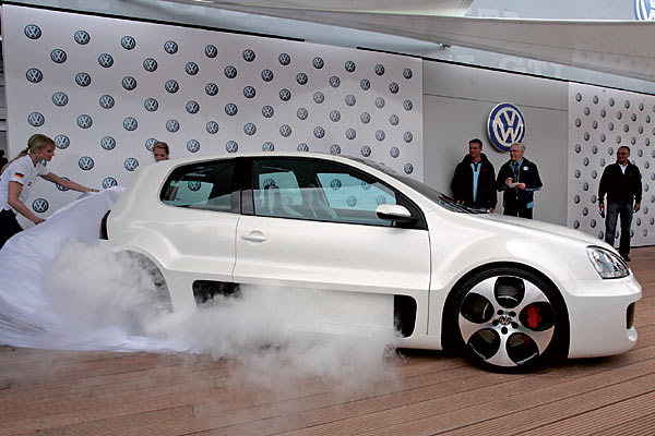 Der Rauch ist nicht echt, aber das Auto hat es faustdick unter dem Blech: VW hat beim »