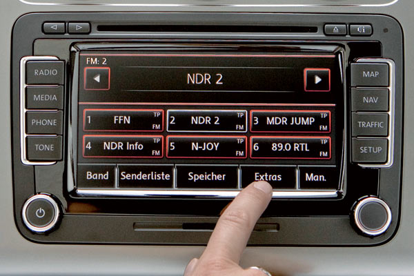 Das neue Navigationssystem hört auf die Bezeichnung »RNS 510« und verfügt erstmals über einen Touchscreen. Herkömmliche Tasten und Drehregler bleiben zusätzlich erhalten