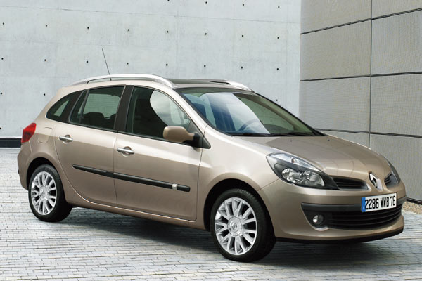 Gestatten, Renault Clio Grandtour. Erstmals gibt es den Renault-Kleinwagen auch als Kombi, der mit 4,20 Metern Lnge schon Kompaktklasse-Mae erreicht
