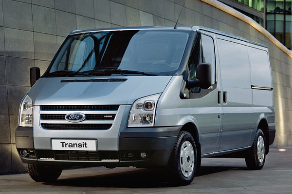 Zum Vergleich: Ford Transit mit herkmmlicher »Schnauze«. Hier gibt es einen auf 140 PS erstarkten Diesel mit neuem Sechsgang-Getriebe