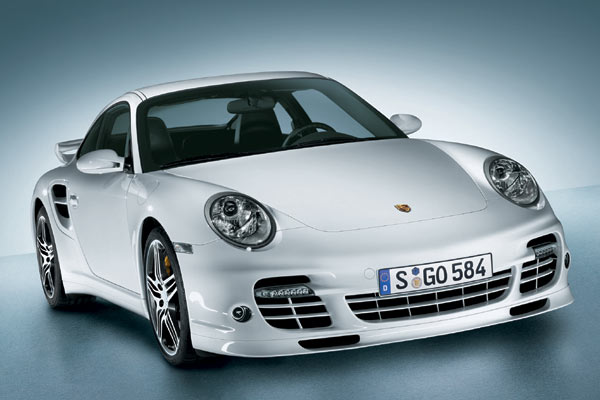 Porsche hat für das 911 Turbo Coupé ein »Aerokit« konzipiert, bestehend aus Front-Spoilerlippe und »