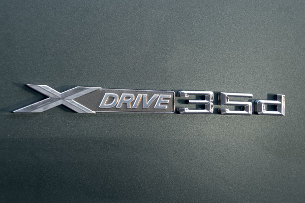 Seltsam und unntig: Anstelle »X6 3,5d« wie sonst setzt BMW auf eine lange, kryptische Modellbezeichnung, die auch noch prominent auf die vorderen Tren montiert wird
