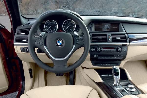 Weniger auffllig gibt sich das Interieur im bekannten, etwas unruhigen BMW-Stil