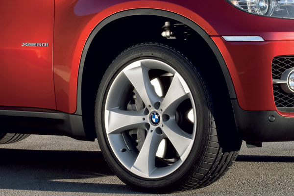 19-Zoll-Rder und Xenon-Licht sind Serie, Kurven- und Abbiegelicht lsst sich BMW extra bezahlen