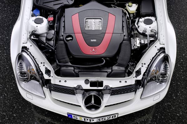 Der V6 im SLK 350 muss sich jetzt »Sportmotor« nennen lassen. Die Leistung steigt von 272 auf 305 PS, der Verbrauch sinkt gleichzeitig um rund einen Liter