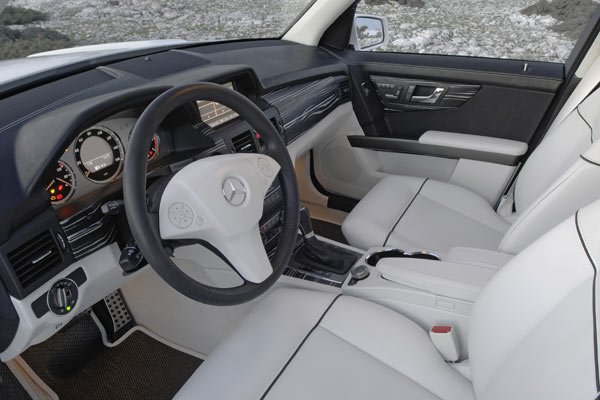 Mercedes-typische Einrichtung mit guter Funktionalitt. Auffllig: Kleine Luftduschen, groe Dekorbereiche