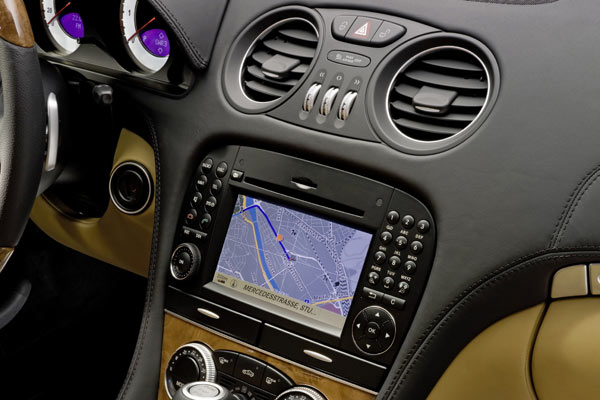 Auch in punkto Audi-, Telefon- und Navigationstechnik ist der SL jetzt wieder auf dem neuesten Stand. Statt der neuen Farbwelt schwarz/beige gibt es »
