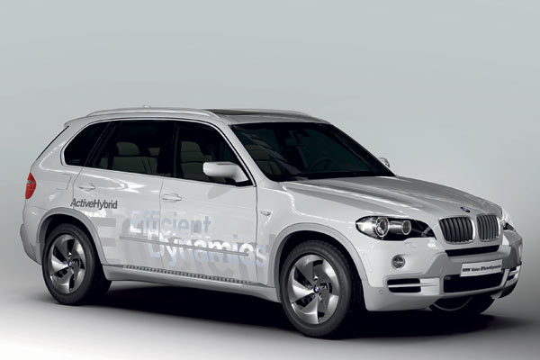 BMW zeigt seine Vision der knftigen »EfficientDynamics« anhand eines X5 mit Vierzylinder-Diesel und Mildhybrid-Konzept. Der Norm-Verbrauch liegt bei 6,5 Litern – gut, aber kein Quantensprung