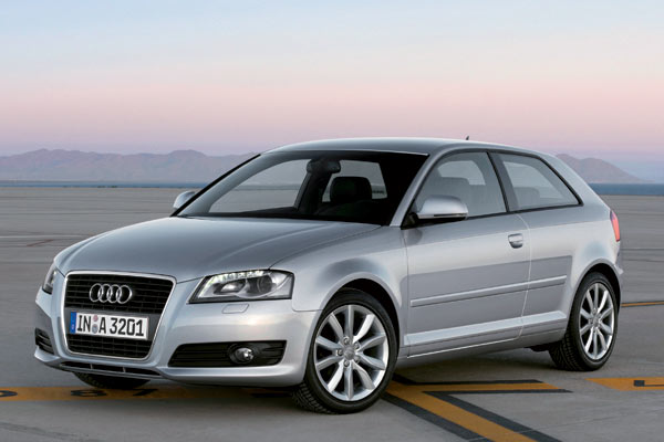 Gestatten, Audi A3, Modelljahr 2009. Erkennungszeichen der Facelift-Varianten sind die neue Frontschürze ohne Stoßleisten und Tränensäcke an den Nebelscheinwerfern sowie »