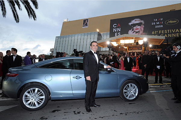 Gestatten, Renault Laguna Coupé. Renault-Chef Carlos Ghosn präsentierte die Neuheit am Rande des Grand Prix von Monaco 
und der 61. Internationalen Filmfestspiele in Cannes