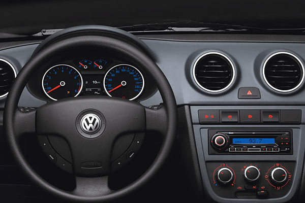 Blick ins Interieur: VW-like mit subtilen Unterschieden. Lichtschalter im Lenkstockhebel oder das kleine Radio gelten hierzulande als primitiv, dafr gibt es edel wirkende weie Schrift im Bordcomputer