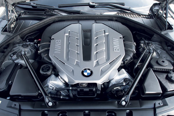 Top-Motorisierung ist ein Bi-Turbo-V8 mit nun 407 PS. Der Normverbrauch von 11,4 Litern bleibt unverndert