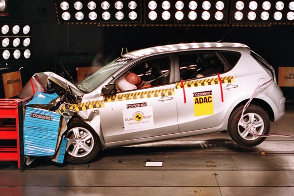 ... der beim ADAC in Landsberg gecrashte Hyundai i30 gute Ergebnisse in punkto Insassensicherheit vorne. Der Hyundai verfgt als einziger Testkandidat bereits ber Gurtwarner auch fr hinten