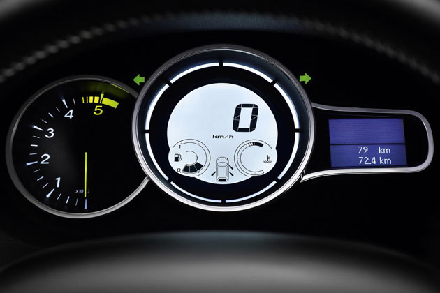Unntig futuristisch und unruhig: Renault liebt Digital-Tachos. Auch Tankanzeige und Wasserthermometer werden nur noch zeigerlos dargstellt