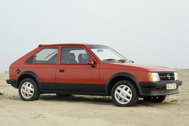 Der Kadett D steht fr die Epoche zwischen 1979 und 1984 und fr das erste Frontantriebs-Modell. In Grobritannien wird er bereits als Vauxhall Astra verkauft