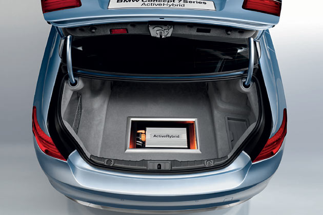 Die kompakte Lithium-Ionen-Batterie ist im Kofferraum untergebracht. Offiziell ist das Auto noch eine Studie; die Markteinfhrung drfte im Herbst 2009 erfolgen. Verbrauch: 9,7 statt 11,4 Liter