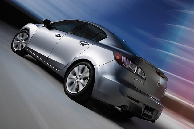 Die neue Corporate Identity von Mazda sieht vor, Gestaltungselemente um 30 Grad zu neigen. Hier sind es sogar eher 40, was dem Bild nicht gut tut, wie »