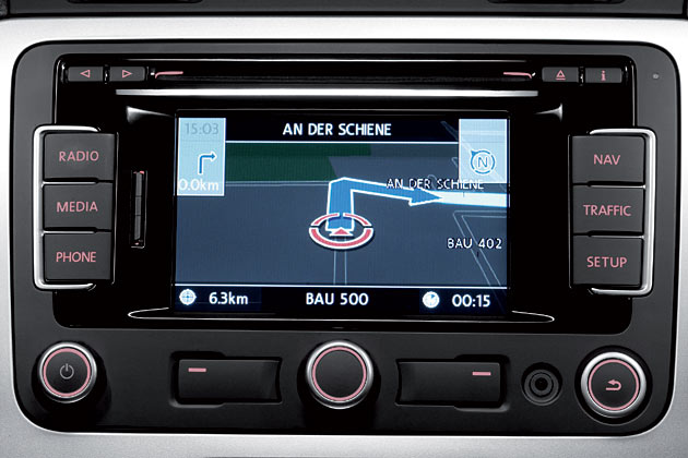 Das neue VW-Navi RNS 310 ist jetzt im Golf VI bestellbar. Kennzeichen sind der 5-Zoll-Touchscreen und die optische Unsymmetrie durch  Kartenslot und AUX-IN-Anschluss
