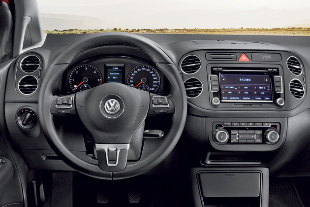 Auerdem hat VW die Lenkrder und das Kombiinstrument auf den aktuellen Marken-Look gebracht. Die berarbeitung fllt aber insgesamt sehr viel zurckhaltender aus als beim »normalen« Golf