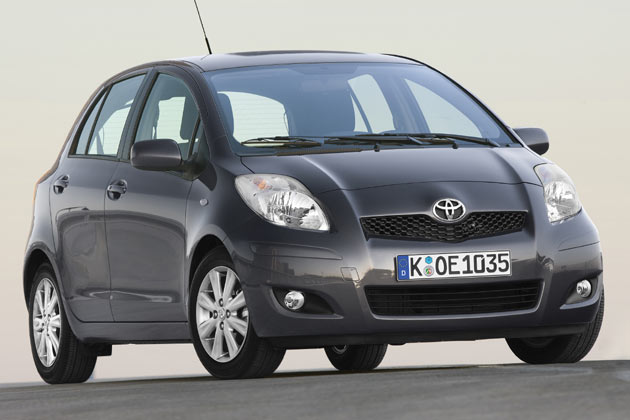 Mit aufgefrischter Frontschürze inklusive überarbeitetem Kühlergrill geht der Toyota Yaris ins Modelljahr 2009. Scheibenwischer- und Waschdüsen-Position scheinen nicht optimal