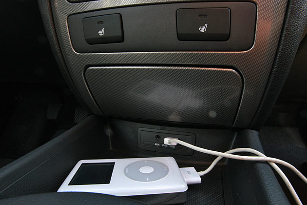 Mobile Musikplayer lassen sich neuerdings per AUX-IN- oder USB anschlieen. Primitiv: Die Sitzheizung kennt nur eine Stufe