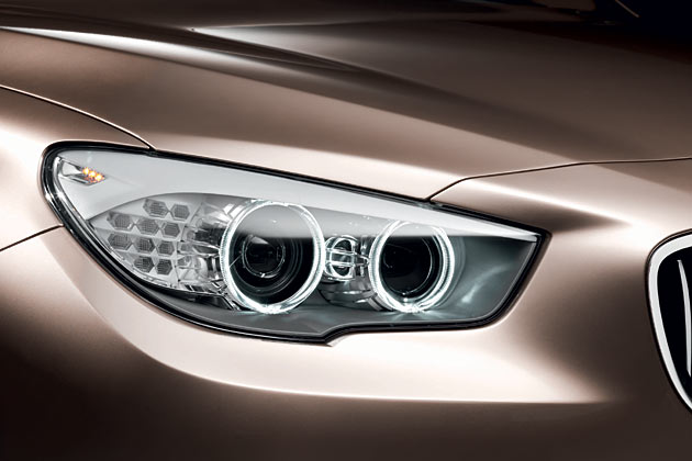LED-Blinker wie bei 3er und 7er. Erstmals hat BMW auch die »Coronaringe« fr das Tagfahrlicht in LED-Technik ausgefhrt. Gut: Seitliche Markierungsleuchten sind Serie