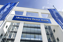 Mercedes-Bank kapituliert vor Kundenansturm