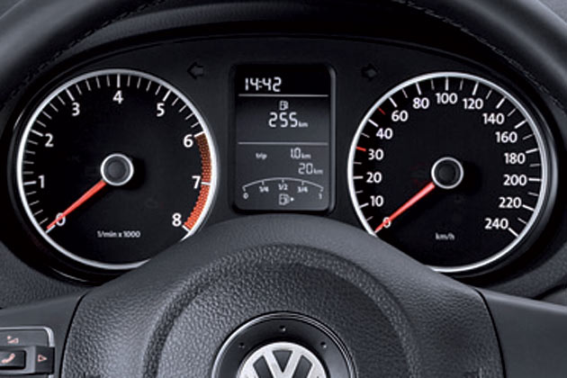 Die Tankanzeige realisiert VW erstmals digital im Bordcomputer-Display. Schade: Die Temperaturanzeige entfällt