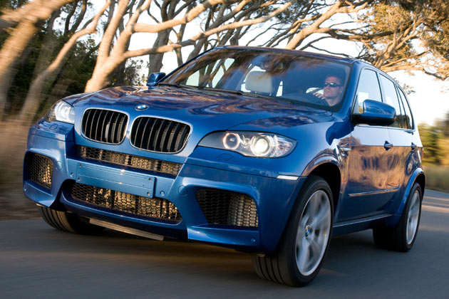Gestatten, BMW X5 M. Erstmals bietet BMW seine stärksten X-Modelle mit dem prestigeträchtigen »M«-Namenszusatz an. 555 PS, 680 Nm und bis zu 275 km/h Vmax lautet die Ansage