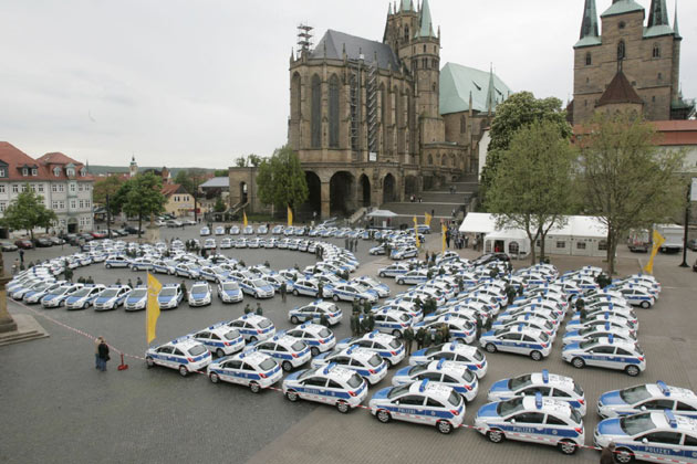 Gruppenbild mit Dom: Thringens Polizei hat 161 neue Opel Corsa in Dienst gestellt. 2,7 Millionen Euro hat die Ersatzbeschaffung gekostet