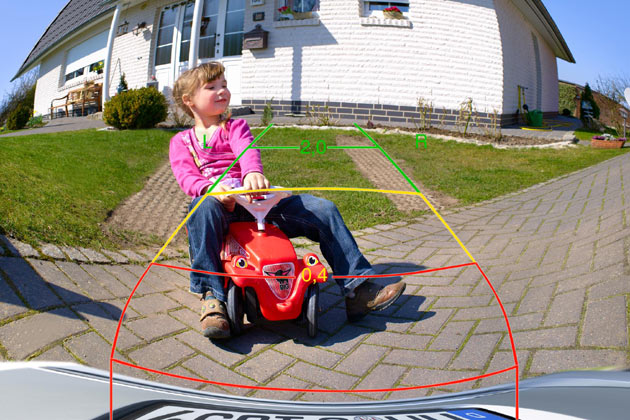 Nur eine Rckfahrkamera erlaubt das sichere Wahrnehmen von flachen Hindernissen oder kleinen Kindern. In das – verzerrte – Bild werden Entfernungsangaben und Spurlinien eingeblendet