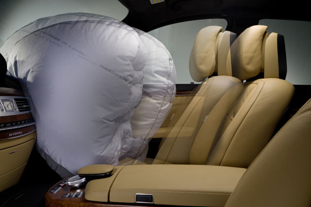 Der Beifahrer-Airbag ist nicht nur adaptiv-zweistufig, sondern passt sich zudem im Volumen an Statur und Sitzposition des Beifahrers an