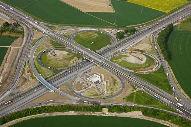 Der sechsstreifige Umbau des Autobahnkreuzes Kamen ist fast fertig. Neu ist insbesondere die semidirekte Rampe mit der blauen Brücke von der A2 aus Richtung Hannover auf die A1 Richtung Köln